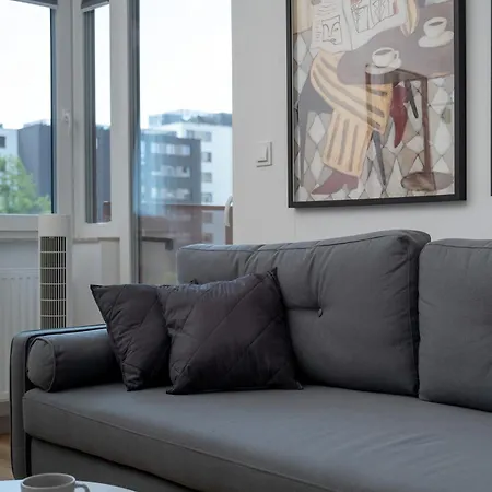 Stylish With Balcony And Underground Parking By Renters شقة