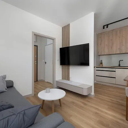 Stylish With Balcony And Underground Parking By Renters شقة فروتسواف