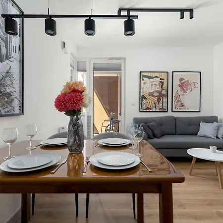 Stylish With Balcony And Underground Parking By Renters شقة