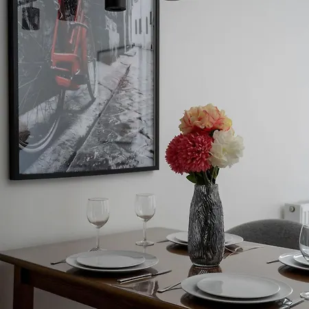 Stylish With Balcony And Underground Parking By Renters Daire
