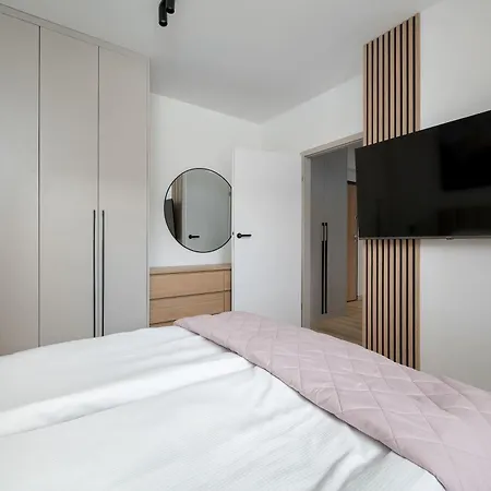 Stylish With Balcony And Underground Parking By Renters شقة فروتسواف