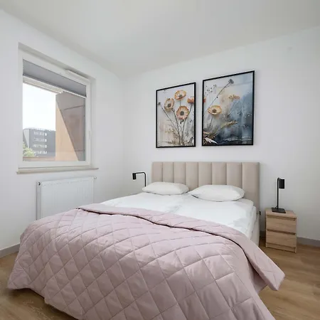 Stylish With Balcony And Underground Parking By Renters شقة فروتسواف