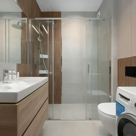 Stylish With Balcony And Underground Parking By Renters